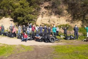 Dotación de la Capitanía de Puerto de Talcahuano participó en operativo de  limpieza de playa en el sector “El Morro” 