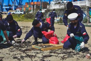 Personal del Museo Marítimo Nacional realizó limpieza en Playa San Mateo de Valparaíso