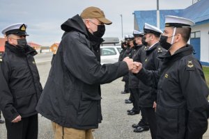 Ministro de Defensa nacional visitó Capitanía de Puerto de Punta Delgada en Estrecho de Magallanes