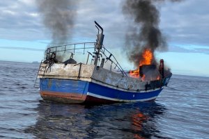 Autoridad Marítima rescata a 5 personas tras incendio a bordo de embarcación