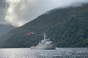 Unidades de la Armada realizaron reaprovisionamiento faro Raper