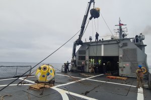 OPV 81 “Piloto Pardo” junto al Servicio Hidrográfico y Oceanográfico efectúan reemplazo boya 4g
