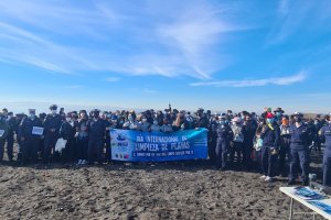 Autoridad Marítima de Talcahuano y voluntarios de organizaciones civiles participaron en operativo de limpieza de playas en Isla Rocuant  