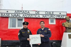 Cartas y dibujos de niños arriban a la base naval “Arturo Prat” en la Antártica Chilena