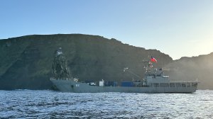 Barcaza LST-92 “Rancagua” entrega carga en Rapa Nui