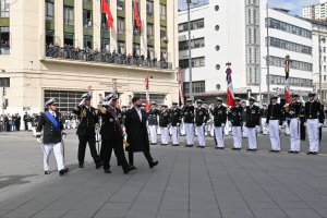 Con tradicional desfile en la Plaza Sotomayor la Armada conmemoró un nuevo 21 de mayo