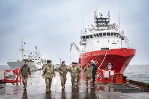 Comandante en Jefe de la Armada concluye revista a la Tercera Zona Naval