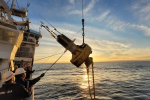 Buque científico de la Armada AGS-61 “Cabo de Hornos” realiza mantenimiento a boyas meteo-oceanográficas y del SNAM