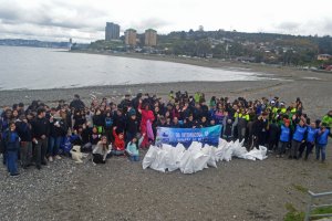 Operativo de limpieza de playas reúne 700 kilos de desechos en Puerto Montt