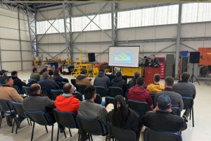 Grupo Aeronaval Talcahuano realizó seminario de operaciones aéreas para pilotos civiles de la región del Biobío